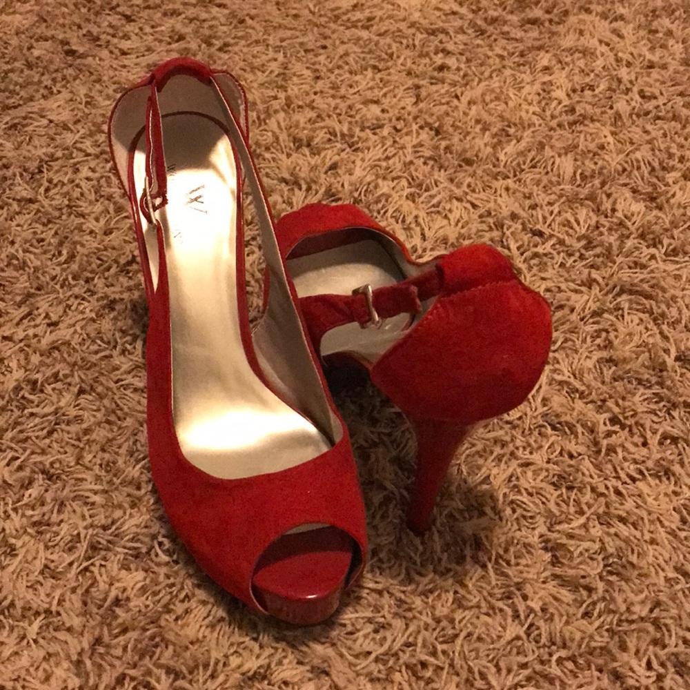 Cute red heels.